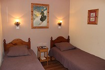 Chalet Selaou - slaapkamer met lampjes en 2 1-persoonsbedden
